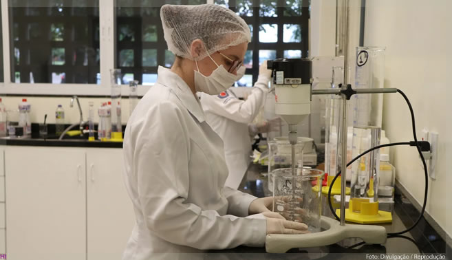 Anvisa autoriza fabricação de álcool líquido 70%