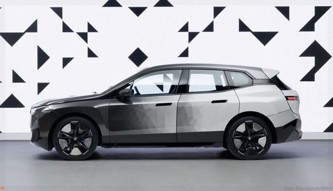 BMW apresenta carro que muda de cor com apenas um toque